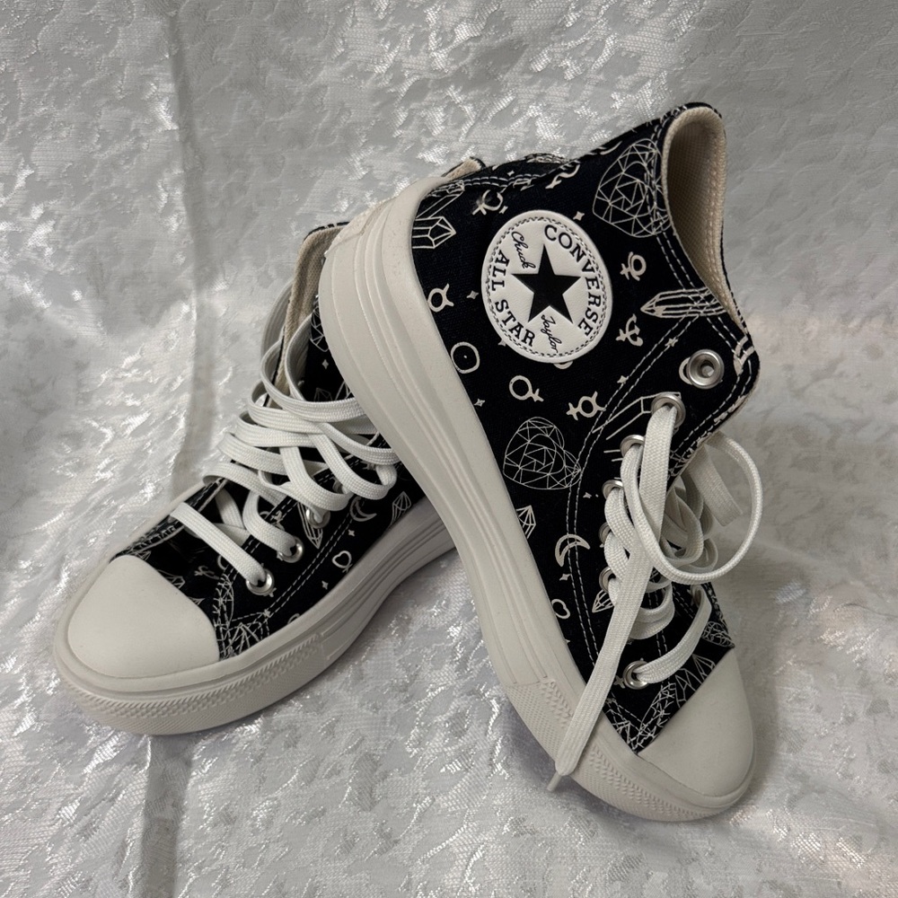 Brand new Converse Women's Chuck Taylor All Star Lift Platform Shoes. Size 7.5.